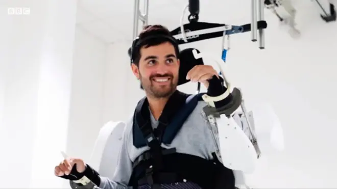 Паралізований пацієнт в екзоскелеті