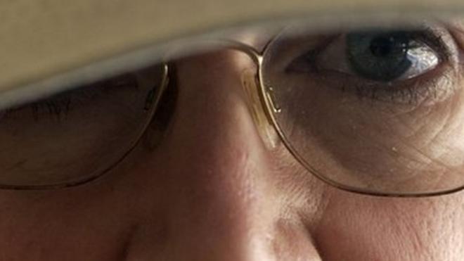 Jonna com bigode e charuto