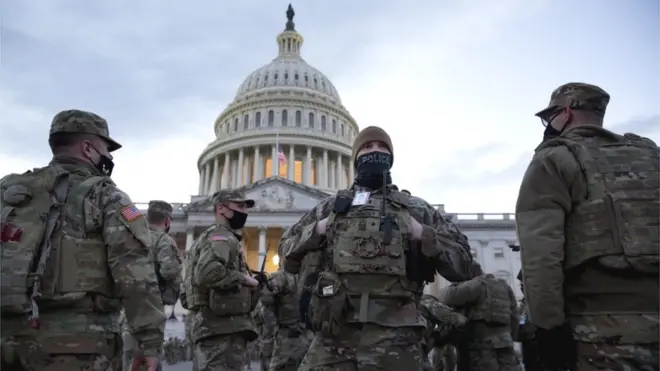 Sejumlah personel Garda Nasional dikerahkan untuk menjaga kawasan Gedung Capitol jelang pelantikan Joe Biden dan Kamala Harris sebagai presiden dan wakil presiden.