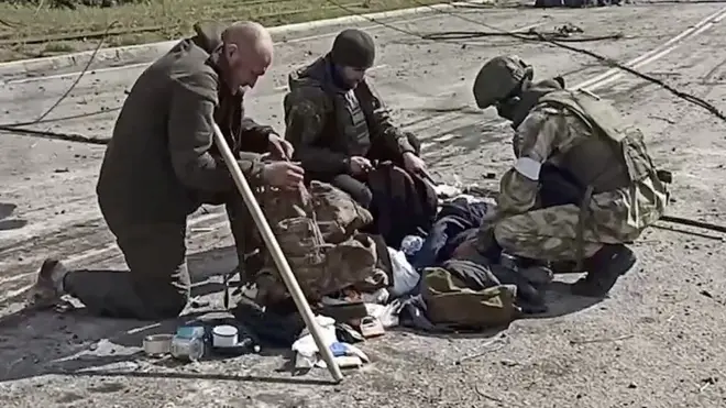 بعض المقاتلين الذين استسلموا.