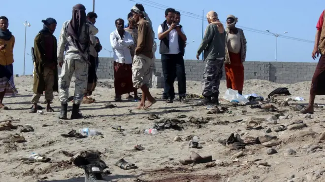 Pengebom bunuh diri dilaporkan bergabung dengan para tentara yang sedang antri untuk pembayaran gajinya.