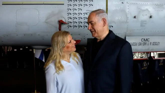 Kemungkinan dakwaan atas Sara Netanyahu diumumkan saat suaminya sedang diperiksa untuk dua dugaan korupsi.