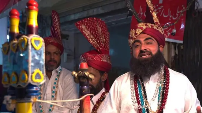 اکبر علی گزشتہ 15 سال سے لسی بنانے کا کام کررہے ہیں۔ نہ صرف ان کا لسی بنانے کا انداز سب سے الگ ہے بلکہ ان کا لباس بھی لوگوں کو اپنی طرف متوجہ کرتا ہے۔