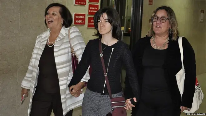 Juliana con sus madres Angie y Mili.