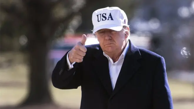 Donald Trump mengacungkan jempolnya saat tiba di Gedung Putih, 7 Januari 2018.