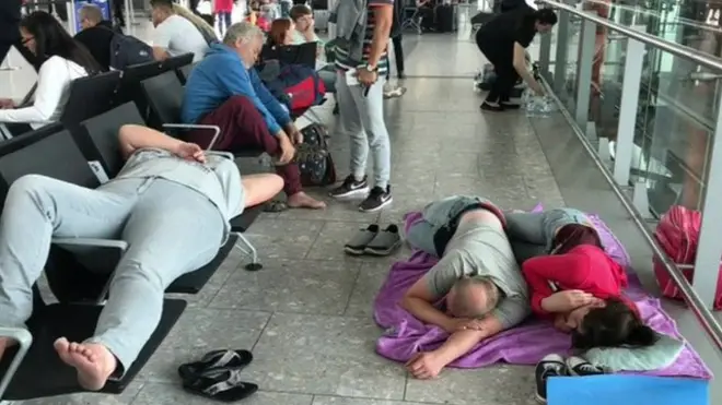 Пассажиры спят в аэропорту Хитроу