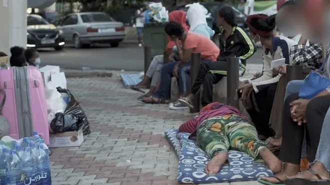 خادمات في الشارع خارج سفارة إثيوبيا ببيروت