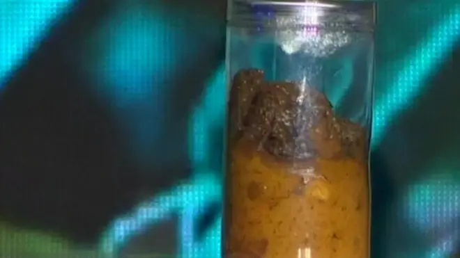 بيل غيتس يعرض برازا بشريا في معرض تكنولوجيا