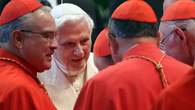 البابا السابق بنديكتوس السادس عشر متوسطاً عدداً من الكرادلة في الفاتيكان عام 2014