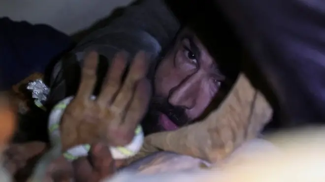 อับดุลลาลิม มูไอนี ได้รับความช่วยเหลือจากซากอาคารแห่งหนึ่งในตุรกี