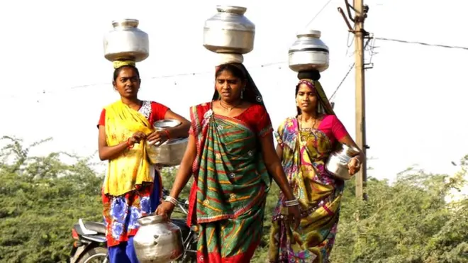 પાણી ભરવા માટે જતી મહિલાઓ