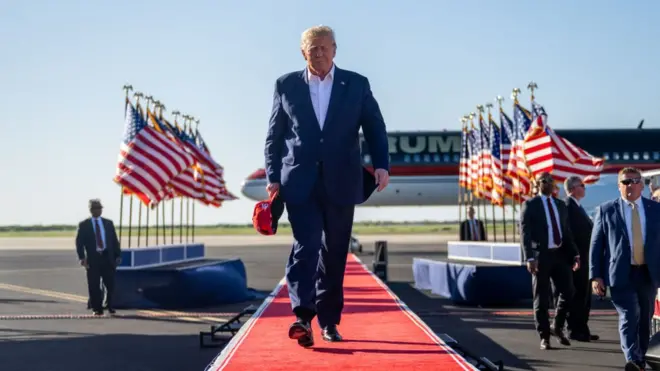 El expresidente de los Estados Unidos, Donald Trump, llega durante un mitin en el Aeropuerto Regional de Waco el 25 de marzo de 2023 en Waco, Texas.