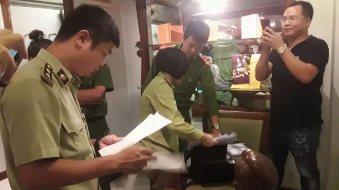 Phòng cảnh sát kinh tế Công an Hà Nội tới cửa hàng Khaisilk tại 113 Hàng Gai, Hà Nội