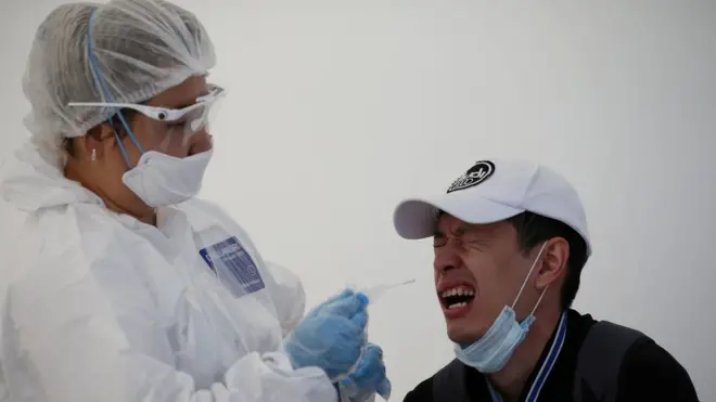 Взятие мазка для теста на коронавирус в Алматы