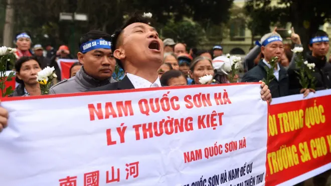 Người biểu tình tụ tập tại trung tâm Hà Nội hôm 19/1 để kỷ niệm 43 năm trận hải chiến Hoàng Sa