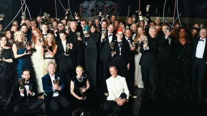 مقدمة الحفل المشاركة أليسون هاموند كانت الشخص الأسود الوحيد في الصورة الجماعية للفائزين