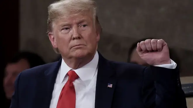 ABD Başkanı Donald Trump elini kaldırıyor