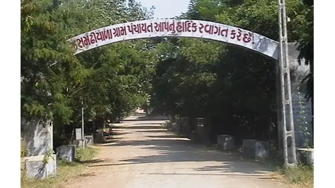 રાજસમઢીયાળામાં ફટાકડા ફોડવા પર પ્રતિબંધ કોઈ કોર્ટ કે કચેરીએ નથી ફટકાર્યો પણ આ નિર્ણય ગામના લોકોએ સ્વયંભૂ રીતે લીધો છે