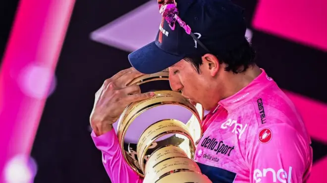 La victoria de Egan Bernal en Italia se da en un momento sensible para Colombia.