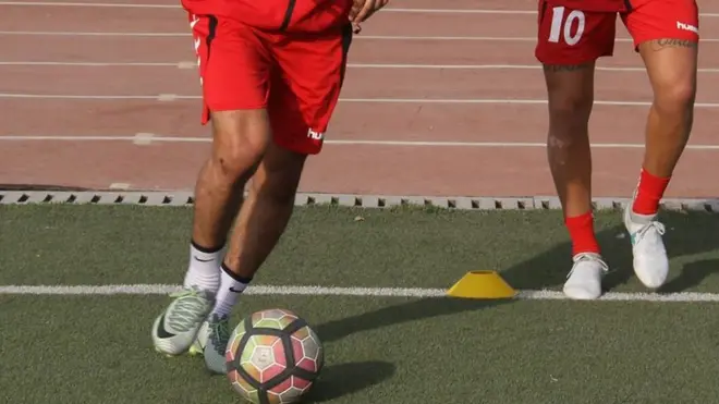 افغان لوبغاړي لیدل کېدل چې ډېره همغږي نه لري او هم کله چې دوی برلاسي وو د دفاع پر ځای یې تر ډېره پر بریدونو ټینګار کاوه.