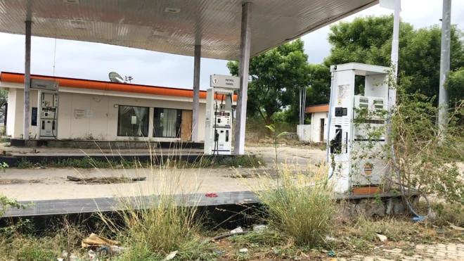 మూతబడిన పెట్రోలు బంకు