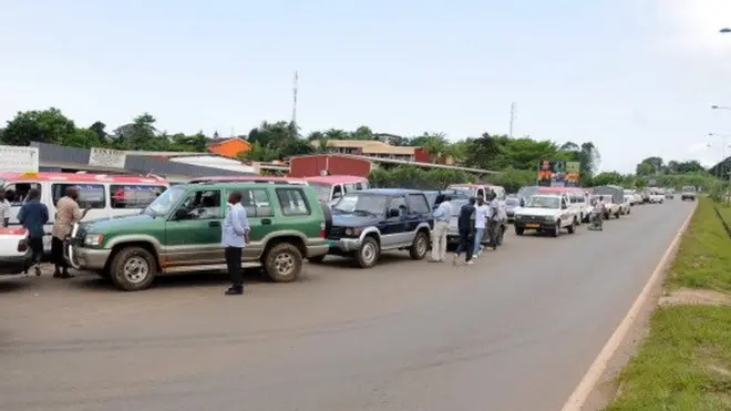 Les files de voitures à essence près des stations-services lors d'une précédente pénurie de carburant