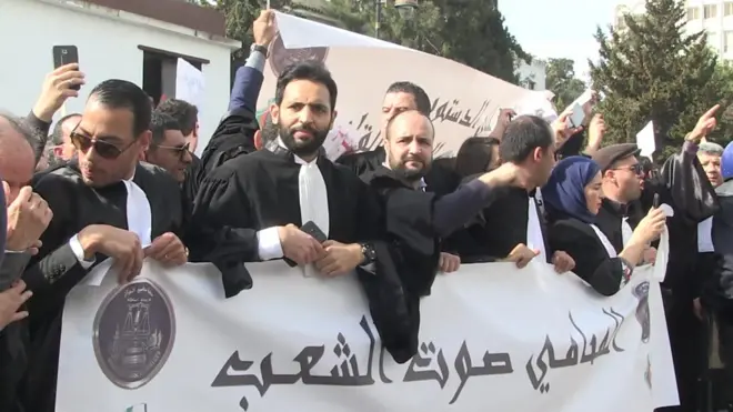 محامون جزائريون يتظاهرون ضد ترشح بوتفليقة