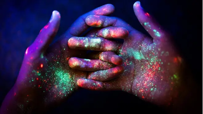 Manos con el Universo reflejado