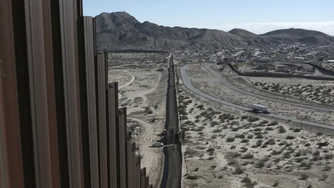 Pembangunan tembok yang memisahkan Amerika Serikat dan Meksiko akan memakan biaya miliaran dolar.