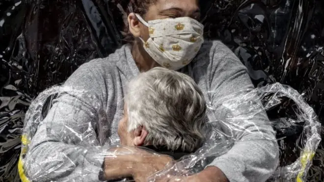 "El primer abrazo" fue un "alivio" dentro de un momento de "tristeza".