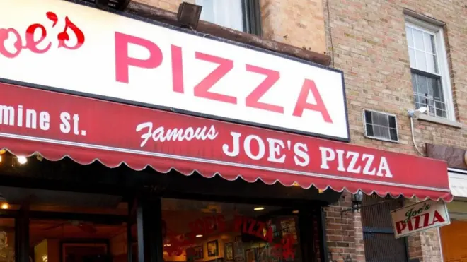 أحد مطاعم البيتزا