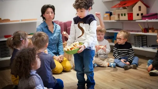 Ко вам води децу у вртић?