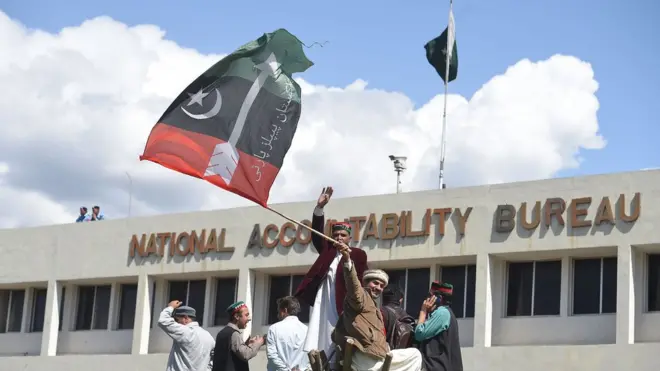 پاکستان پیپلز پارٹی کے چیئرمین بلاول بھٹو زرداری اور سابق صدر آصف علی زرداری کی اسلام آباد میں نیب کے دفتر آمد پر ان کی پارٹی کے کارکن پارٹی پرچم لہرا رہے ہیں