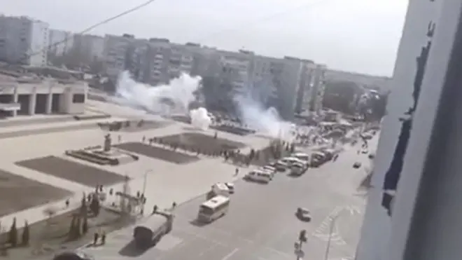 Разгон мирной акции протеста в Энергодаре - выстрелы и дым