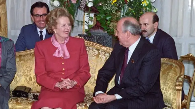 ارتدت مارغريت ثاتشر ملابس باللون الوردي الداكن حين استقبلت مخائيل غورباتشوف في لندن في شهر أبريل/نيسان عام 1989