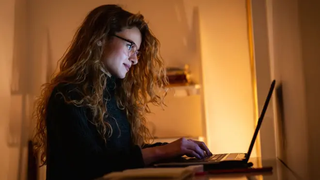 تقول خزامى إن مشكلة البصر لديها جعل رجالاً بعمر والدها يتقدمون لخطبتها ظناً منهم أنها ستوافق بدون تردد