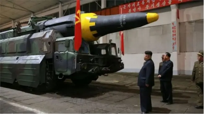 မြောက်ကိုရီးယား ခေါင်းဆောင် ကင်ဂျုန်အွန်း မစ်ဆိုင်းဒုံး စစ်ဆေးကြည့်ရှုနေပုံကို မြောက်ကိုရီးယား အစိုးရ ထုတ်ပြန်