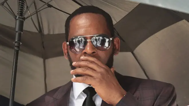 Келли на слушаниях в Чикаго в 2019 году