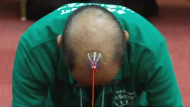 日本男子比賽光頭吸盤拔河