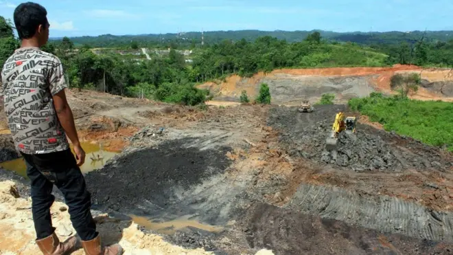 Seorang pekerja penambangan batu bara di luar Kota Samarinda, Kalimantan Timur, Maret 2012.
