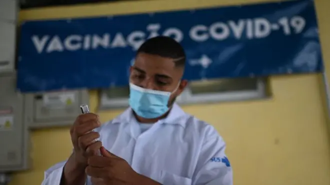 Hasta el momento se han contabilizado 22 millones de casos de covid-19, que han dejado 614.000 personas muertas en Brasil.