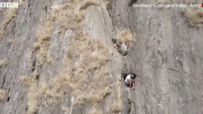 पहाड़ में फंसा युवक