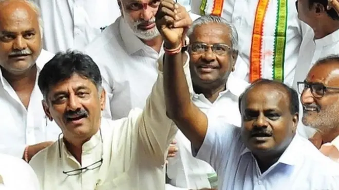 કોંગ્રેસ નેતા ડી.કે.શિવકુમાર સાથે એચ.ડી.કુમારસ્વામી