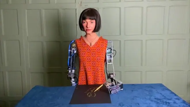 نتعرف مع داليا حيدر على الروبوت آيدا، أول إنسان آلي في العالم على هيئة إنسان يتمتع بموهبة الرسم.