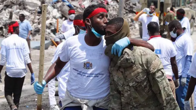 Nin dhallinyaro ah oo dhunkanaya askari kala shaqeynaya nadaafadda meesha uu qaraxa ka dhacay