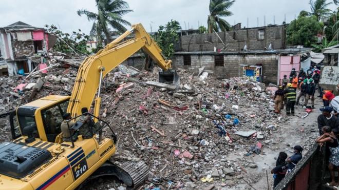 Guindaste é usado para retirar escombrosentrar blazerum bairroentrar blazerLes Cayes, no Haiti