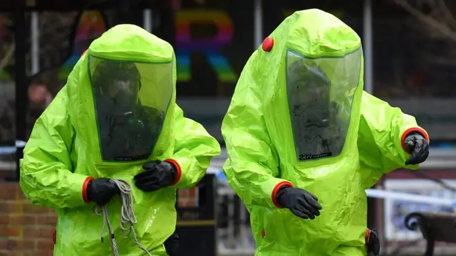 Специалисты химзащиты в Солсбери в марте 2018