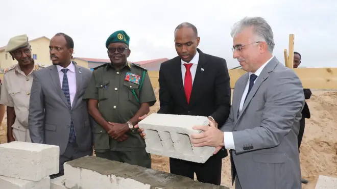 Ra'iisul wasaaraha Soomaaliya, Xasan Cali Kheyre ayaa xariga ka jaray warshadda sameyneysa direyska ciidamada