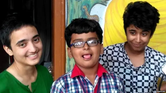 अमन के दाएं में तनमय और बाएं में शो