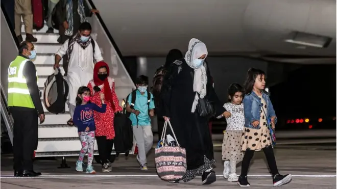 Kabil'den kalkan uçak, 100'den fazla yolcuyla Katar'ın başkenti Doha'ya indi.